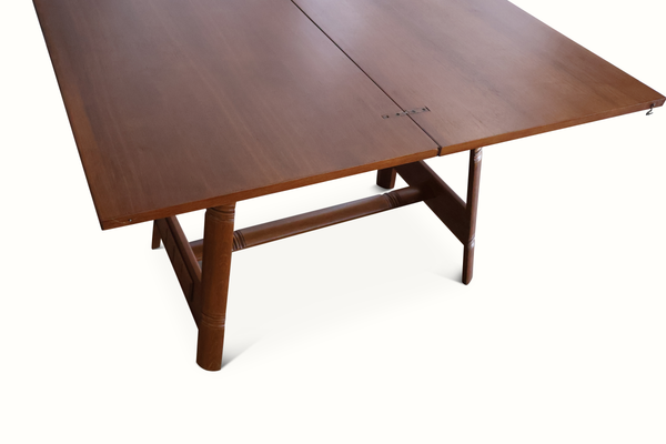 Oak flip-top game table close-up of tabletop seam and hinge hardware on front edge.